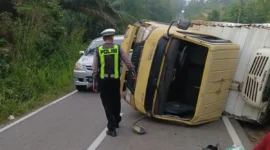 Truk boks bermuatan makanan beku mengalami kecelakaan tunggal dan terguling di Jalan Lintas Muara Bulian–Jambi via Ness pada Senin (22/6/2026) pagi.( poto : tribunjambi.com )