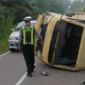Truk boks bermuatan makanan beku mengalami kecelakaan tunggal dan terguling di Jalan Lintas Muara Bulian–Jambi via Ness pada Senin (22/6/2026) pagi.( poto : tribunjambi.com )
