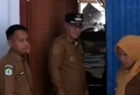 Wali Kota Sungai Penuh, Alfin, murka saat tahu kondisi puskesmas yang kumuh.( poto : jambione.com )
