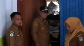 Wali Kota Sungai Penuh, Alfin, murka saat tahu kondisi puskesmas yang kumuh.( poto : jambione.com )