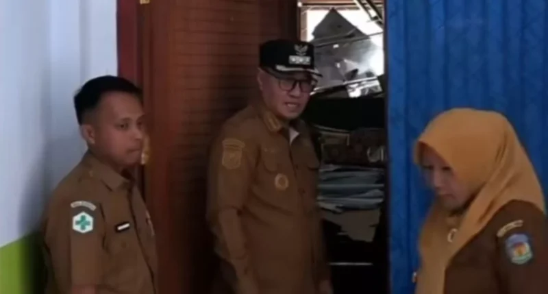 Wali Kota Sungai Penuh, Alfin, murka saat tahu kondisi puskesmas yang kumuh.( poto : jambione.com )