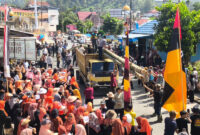 Warga Luhah Rio Mendiho gotong royong sambut Tiang Karamentang dengan tradisi adat.