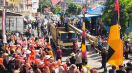 Warga Luhah Rio Mendiho gotong royong sambut Tiang Karamentang dengan tradisi adat.