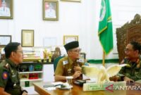 Asisten I Setda Batang Hari, M. Rifa'i bersama dua pejabat lainnya diacara peningkatan kapasitas Satlinmas di Muara Bulian, Rabu (8/7/2026).( poto: ANTARA).