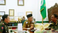 Asisten I Setda Batang Hari, M. Rifa'i bersama dua pejabat lainnya diacara peningkatan kapasitas Satlinmas di Muara Bulian, Rabu (8/7/2026).( poto: ANTARA).