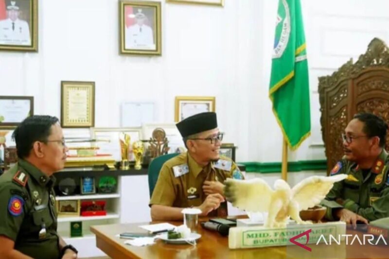 Asisten I Setda Batang Hari, M. Rifa'i bersama dua pejabat lainnya diacara peningkatan kapasitas Satlinmas di Muara Bulian, Rabu (8/7/2026).( poto: ANTARA).
