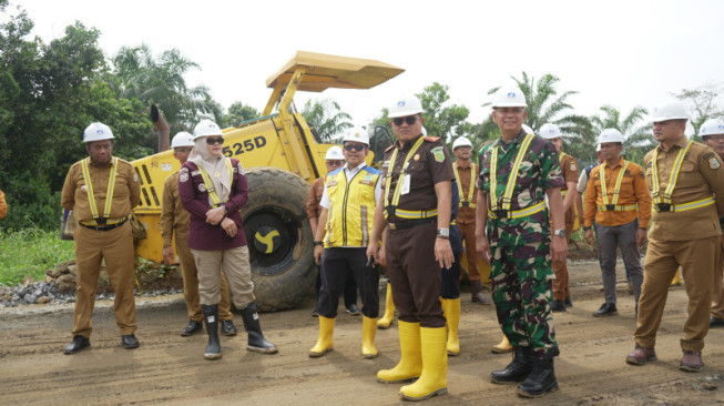Bupati Tanjung Jabung Timur, Dillah Hikmah Sari, mengapresiasi progres pembangunan Sekolah Rakyat di Geragai.( poto : infojambi.com )
