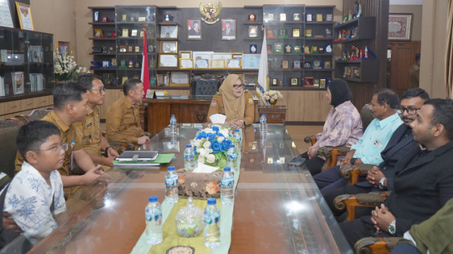 Bupati Tanjabtim, Dillah Hikmah Sari, menerima kunjungan investor dari Malaysia.(poto: infojambi.com).