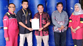 PetroChina menggelar penyerahan bantuan di Kantor Dinas Lingkungan Hidup Kabupaten Tanjung Jabung Barat pada Kamis sore (2/7/2026).( poto : bicarajambi.com )