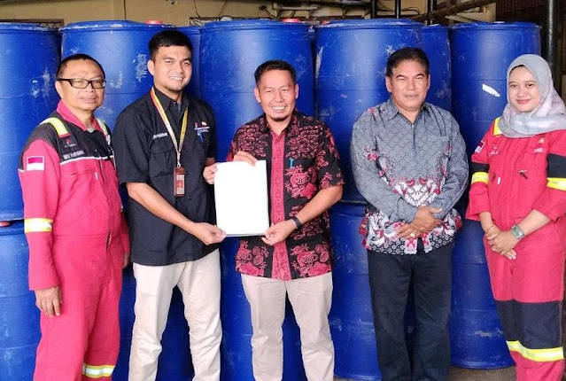 PetroChina menggelar penyerahan bantuan di Kantor Dinas Lingkungan Hidup Kabupaten Tanjung Jabung Barat pada Kamis sore (2/7/2026).( poto : bicarajambi.com )