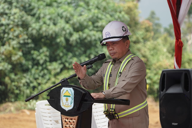Gubernur Jambi Dr. H. Al Haris, S.Sos, MH, saat mwenyampaikan sambutan dan arahanya di acara peletakan batu pertama RSU Bukit Tengah-Kerinci.( poto : bicarajambi.com )