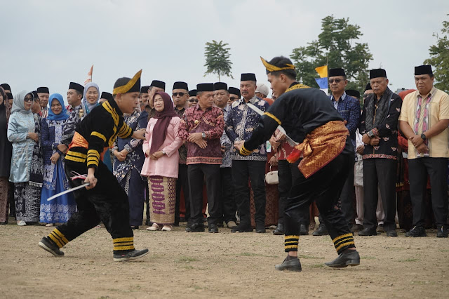 Gubernur Jambi Dr. H. Al Haris, S.Sos., M.H. menghadiri Kenduri Sko Lima Desa Tanjung Pauh Mudik di Kecamatan Danau Kerinci Barat, Kabupaten Kerinci, Minggu (5/7/2026).( poto : istimewa)