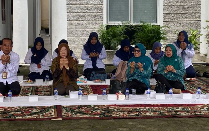 Ketua Tim Penggerak PKK Provinsi Jambi Hj. Hesnidar Haris menghadiri kegiatan Pojok Berkah di Telanaipura.(poto: istimewa).