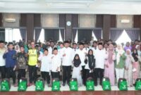 Wakil Bupati Tebo Nazar Efendi bersama Bupati Agus Rubiyanto berfoto bersama para penerima santunan dan bantuan sembako usai penyerahan bantuan di Pendopo Rumah Dinas Bupati Tebo, Jumat (10/7/2026). (poto: jambiprima.com).
