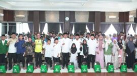 Wakil Bupati Tebo Nazar Efendi bersama Bupati Agus Rubiyanto berfoto bersama para penerima santunan dan bantuan sembako usai penyerahan bantuan di Pendopo Rumah Dinas Bupati Tebo, Jumat (10/7/2026). (poto: jambiprima.com).