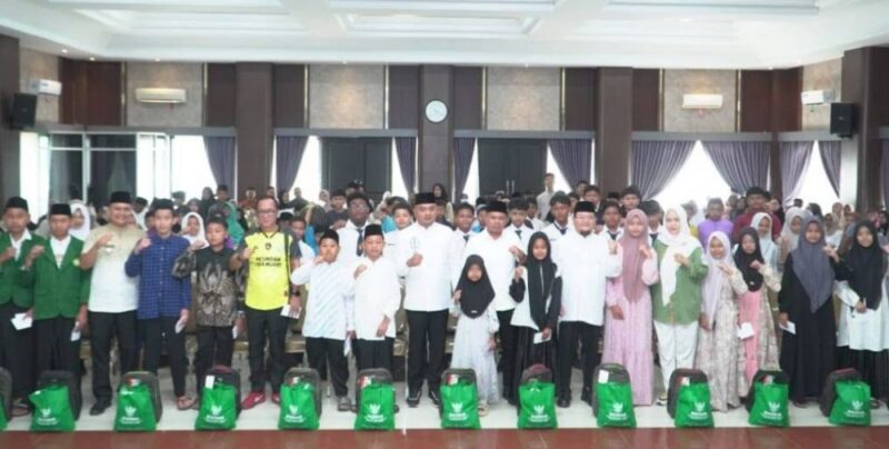 Wakil Bupati Tebo Nazar Efendi bersama Bupati Agus Rubiyanto berfoto bersama para penerima santunan dan bantuan sembako usai penyerahan bantuan di Pendopo Rumah Dinas Bupati Tebo, Jumat (10/7/2026). (poto: jambiprima.com).