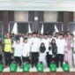 Wakil Bupati Tebo Nazar Efendi bersama Bupati Agus Rubiyanto berfoto bersama para penerima santunan dan bantuan sembako usai penyerahan bantuan di Pendopo Rumah Dinas Bupati Tebo, Jumat (10/7/2026). (poto: jambiprima.com).