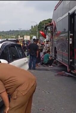 Bus PO Al Hijrah Tabrak Kendaraan Parkir di Tebo, Diduga Hilang Kendali Usai Hantam Trotoar