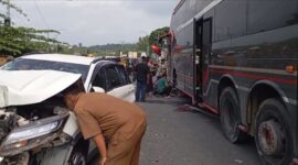 Kecelakaan Bus Al Hijrah  terjadi di Jalan Lintas Tebo–Bungo, tepatnya di depan kompleks perkantoran Pemerintah Kabupaten Tebo, Provinsi Jambi, Senin (6/7/2026).( poto :jambiprima.com)