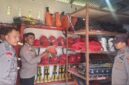 Personel Polsek Tebo Ilir saat melakukan pengecekan peralatan penanggulangan karhutla di PT SKU SBNE, Kecamatan Tebo Ilir, Kamis (30/7/2026).(poto: jambiprima.com).