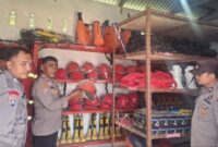 Personel Polsek Tebo Ilir saat melakukan pengecekan peralatan penanggulangan karhutla di PT SKU SBNE, Kecamatan Tebo Ilir, Kamis (30/7/2026).(poto: jambiprima.com).