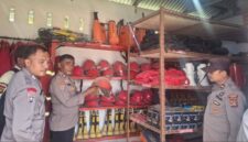 Personel Polsek Tebo Ilir saat melakukan pengecekan peralatan penanggulangan karhutla di PT SKU SBNE, Kecamatan Tebo Ilir, Kamis (30/7/2026).(poto: jambiprima.com).