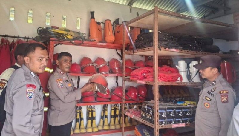Personel Polsek Tebo Ilir saat melakukan pengecekan peralatan penanggulangan karhutla di PT SKU SBNE, Kecamatan Tebo Ilir, Kamis (30/7/2026).(poto: jambiprima.com).