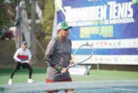 Prof. Dr. Edward Omar Sharif Hiariej, S.H., M.Hum., bertanding secara langsung dalam Turnamen Tenis Alumni ATAPI XVI Tahun 2026 di Lapangan Tenis Pascasarjana Universitas Jambi.(poto: jamberita.com).