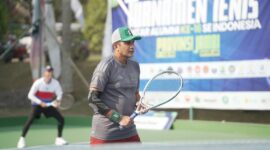Prof. Dr. Edward Omar Sharif Hiariej, S.H., M.Hum., bertanding secara langsung dalam Turnamen Tenis Alumni ATAPI XVI Tahun 2026 di Lapangan Tenis Pascasarjana Universitas Jambi.(poto: jamberita.com).