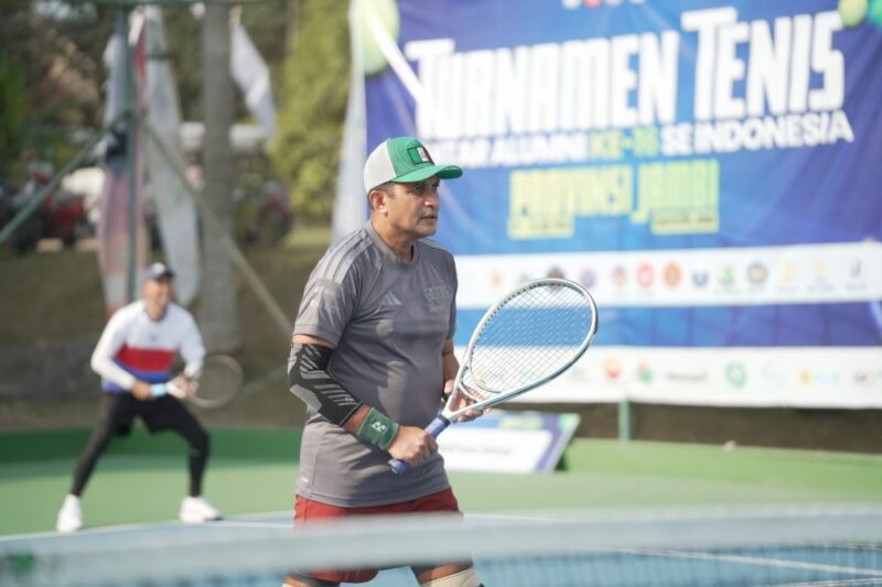 Prof. Dr. Edward Omar Sharif Hiariej, S.H., M.Hum., bertanding secara langsung dalam Turnamen Tenis Alumni ATAPI XVI Tahun 2026 di Lapangan Tenis Pascasarjana Universitas Jambi.(poto: jamberita.com).