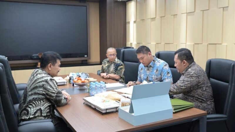 Ketua DPD Partai Gerindra Provinsi Jambi, Dr. Ir. H. A.R. Sutan Adil Hendra, MM,(kiri) menilai arah pembangunan nasional saat ini mengalami perubahan besar.(jamberita.com)