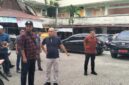 Bupati Bungo H. Dedy Putra berbincang dengan Staf Ahli Bupati Sofyan saat meninjau progres penataan kawasan Taman Puspa Ragam dan sekitar Mal Pelayanan Publik (MPP), Sabtu (25/7/2026). (poto: jambiprima.com).