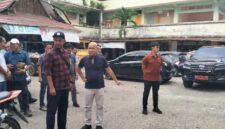 Bupati Bungo H. Dedy Putra berbincang dengan Staf Ahli Bupati Sofyan saat meninjau progres penataan kawasan Taman Puspa Ragam dan sekitar Mal Pelayanan Publik (MPP), Sabtu (25/7/2026). (poto: jambiprima.com).