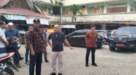 Bupati Bungo H. Dedy Putra berbincang dengan Staf Ahli Bupati Sofyan saat meninjau progres penataan kawasan Taman Puspa Ragam dan sekitar Mal Pelayanan Publik (MPP), Sabtu (25/7/2026). (poto: jambiprima.com).