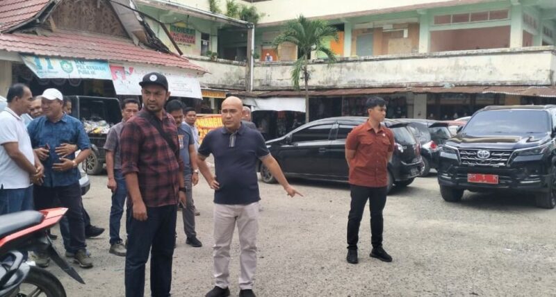 Bupati Bungo H. Dedy Putra berbincang dengan Staf Ahli Bupati Sofyan saat meninjau progres penataan kawasan Taman Puspa Ragam dan sekitar Mal Pelayanan Publik (MPP), Sabtu (25/7/2026). (poto: jambiprima.com).