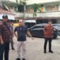 Bupati Bungo H. Dedy Putra berbincang dengan Staf Ahli Bupati Sofyan saat meninjau progres penataan kawasan Taman Puspa Ragam dan sekitar Mal Pelayanan Publik (MPP), Sabtu (25/7/2026). (poto: jambiprima.com).