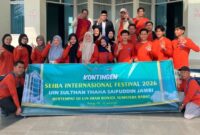 Rektor UIN STS Jambi Prof. Dr. H. Kasful Anwar, M.Pd. berfoto bersama pimpinan universitas, dosen pembimbing, dan kontingen mahasiswa usai prosesi pelepasan menuju SeIBa International Festival (SIF) 2026.( poto :jambiprima.com )