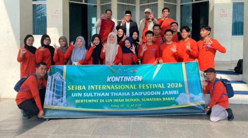 Rektor UIN STS Jambi Prof. Dr. H. Kasful Anwar, M.Pd. berfoto bersama pimpinan universitas, dosen pembimbing, dan kontingen mahasiswa usai prosesi pelepasan menuju SeIBa International Festival (SIF) 2026.( poto :jambiprima.com )