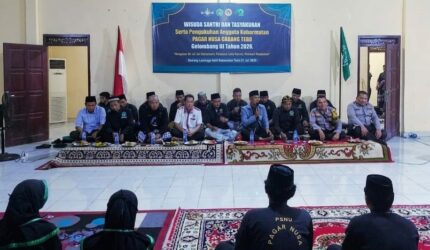 KH Basri mengingatkan pendekar Pagar Nusa Tebo menjaga akidah Aswaja dan akhlak santri saat acara tasyakuran dan wisuda santri di Gedung LAM.
