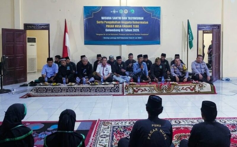 Jajaran PCNU, Kapolres Tebo, pengurus, dan peserta mengikuti Tasyakuran serta Doa Bersama dalam rangka Wisuda Santri dan Pengukuhan Anggota Kehormatan Pagar Nusa Cabang Tebo.(poto: jambiprima.com).