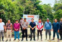 Personel Polsek Tebo Tengah berfoto bersama usai melaksanakan penertiban aktivitas Penambangan Emas Tanpa Izin (PETI) di areal perkebunan PT Tebo Indah.(poto: jambiprima.com).