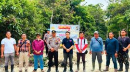 Personel Polsek Tebo Tengah berfoto bersama usai melaksanakan penertiban aktivitas Penambangan Emas Tanpa Izin (PETI) di areal perkebunan PT Tebo Indah.(poto: jambiprima.com).