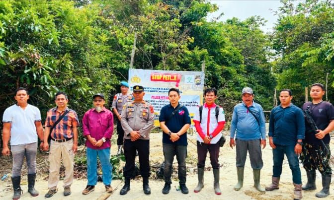 Personel Polsek Tebo Tengah berfoto bersama usai melaksanakan penertiban aktivitas Penambangan Emas Tanpa Izin (PETI) di areal perkebunan PT Tebo Indah.(poto: jambiprima.com).