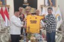 Gubernur Jambi Alharis beserta Panitia pelaksana kompetisi akbar Turnamen Urawa Cup VI.( poto : jamberita.com)