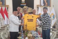 Gubernur Jambi Alharis beserta Panitia pelaksana kompetisi akbar Turnamen Urawa Cup VI.( poto : jamberita.com)