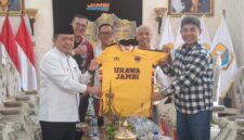 Gubernur Jambi Alharis beserta Panitia pelaksana kompetisi akbar Turnamen Urawa Cup VI.( poto : jamberita.com)