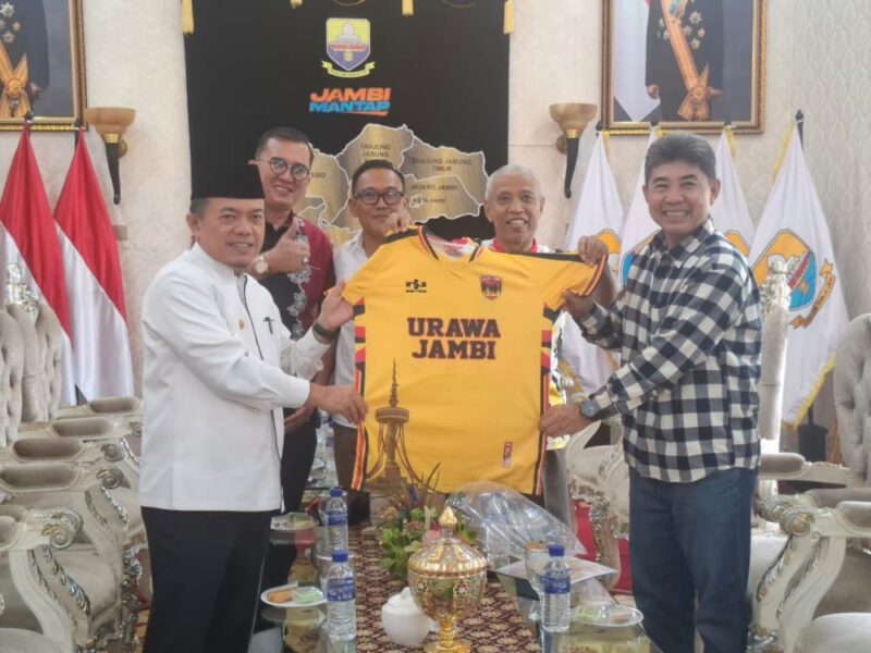 Gubernur Jambi Alharis beserta Panitia pelaksana kompetisi akbar Turnamen Urawa Cup VI.( poto : jamberita.com)
