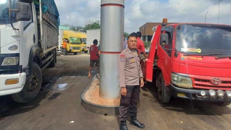 Personel Polsek Tebo Ilir saat mengecek ketersediaan stok BBM di SPBU Sungai Bengkal, Rabu (15/7/2026).(poto: jambiprima.com).
