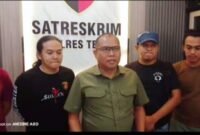 Kasat Reskrim Polres Tebo IPTU Rimhot Nainggolan memberikan keterangan terkait penanganan dua laporan polisi atas keributan yang viral di Desa Teluk Langkap, Kecamatan Sumay.(poto: jambiprima.com).