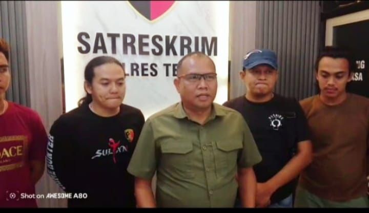 Kasat Reskrim Polres Tebo IPTU Rimhot Nainggolan memberikan keterangan terkait penanganan dua laporan polisi atas keributan yang viral di Desa Teluk Langkap, Kecamatan Sumay.(poto: jambiprima.com).